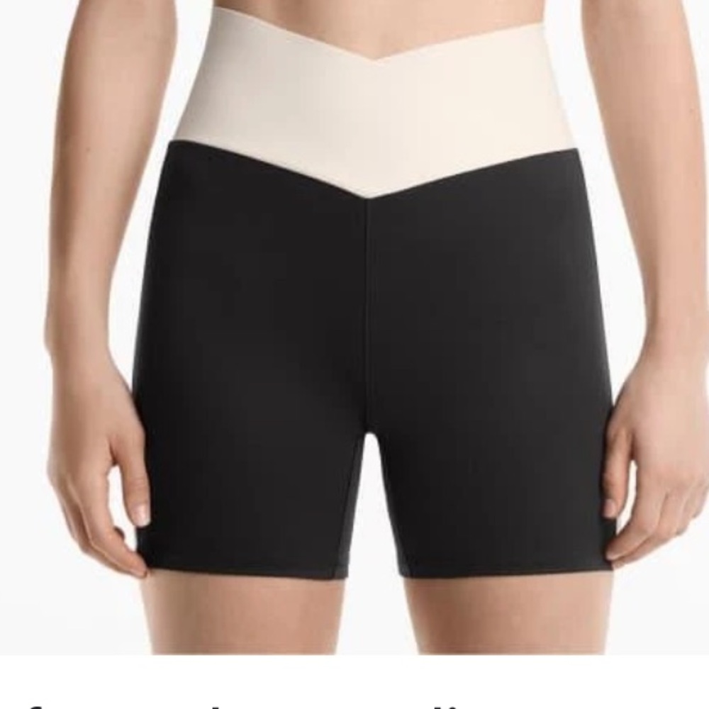 Oysho Navy and White Perfect-Adapt High Rise V-waist 10cm hot pant legging short